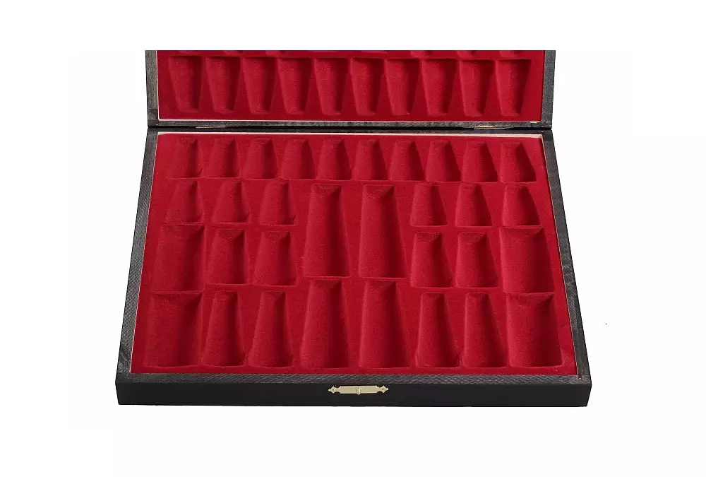 Eleganckie figury szachowe w czarnej drewnianej kasetce